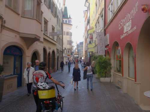 Bozen/Bolzano's main shopping Promenade.